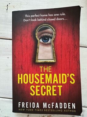 The Housemaid's Secret by Freida McFadden - Red Cover Thriller